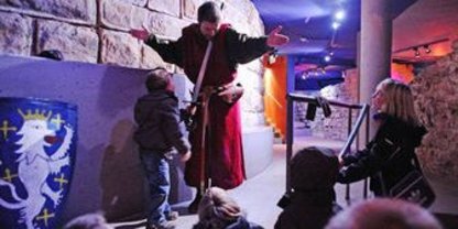 Mann als Ritter verkleidet spricht mit Kind in den Kassematen 