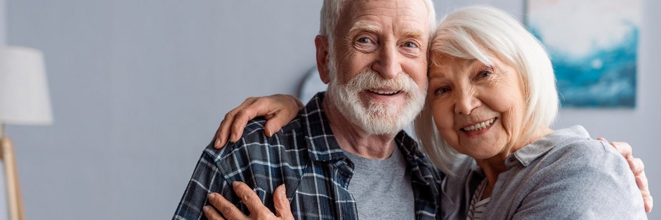 Ein Seniorenpaar Arm in Arm
